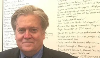 Lo que revela la pizarra de Steve Bannon, el principal estratega de Trump