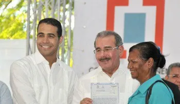 Gobierno entrega más de dos mil títulos de terrenos en comunidades de Azua