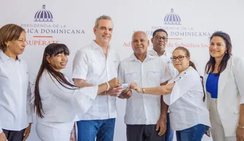 Presidente Abinader entrega 1,262 tarjetas Supérate a familias de escasos recursos en Jimaní