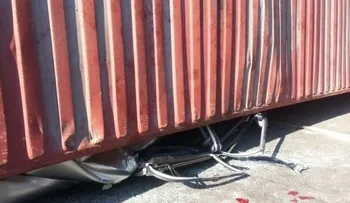 Muere mujer tras su carro ser aplastado por furgón en avenida de Santiago