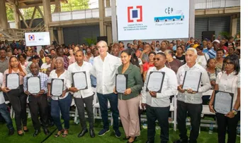 Presidente Abinader entrega 1,099 títulos de propiedad en SDO