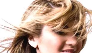 Cómo aclarar el color del pelo con miel