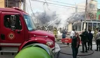 Mueren 4 en desplome de avioneta sobre viviendas en Bogotá