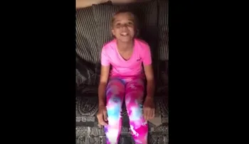 Madre sorprende a su hija transexual con la terapia hormonal que llevaban esperando más de 2 años