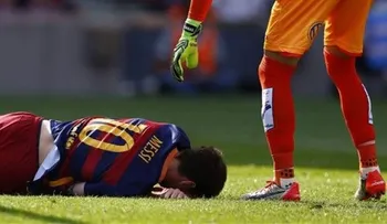 Messi cae lesionado, sale de la cancha frente a Las Palmas