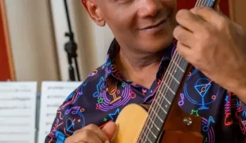 Guitarrista Mártires de León afirma que los bachateros aprendieron de oído, sin leer partituras