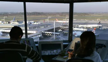 Piloto bloquea comunicaciones de torre de control mientras canta "Despacito"