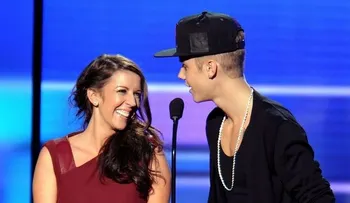 Madre de Justin Bieber clama al mundo que rece por él