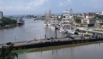 Puente flotante cerrado por cruce de barcaza