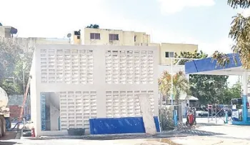 Envasadora GLP retira escombros de explosión