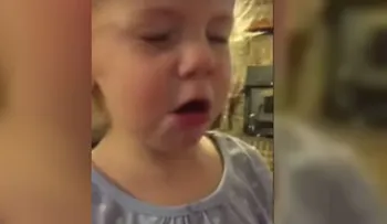 Niña de dos años no para de llorar porque su papá le dice que no puede tener novio (VIDEO)