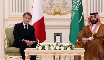 Macron cierra gira en Riad con acuerdo saudí para extender suministro adicional de diésel a Francia
