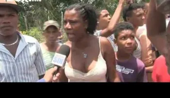 Sacerdote interviene en protesta en Azua y casi lo sacan a cubetazos