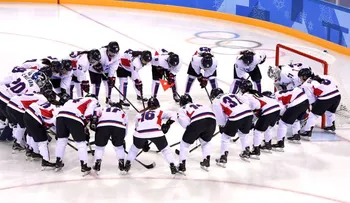 Imágenes del histórico partido de hockey femenino entre las Coreas unificadas y Suiza