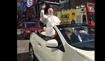 Figura de cera del papa pasea en Nueva York y causa confusión