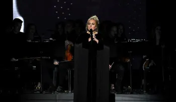 Adele interrumpe su tributo a George Michael y vuelve a empezar