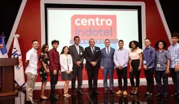 Luis Henry Molina recibe estudiantes dominicanos meritorios en EE.UU