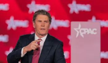 Candidato republicano en Texas enfrenta críticas bipartidistas por publicaciones extremistas