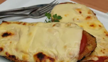 Trucos para preparar unas deliciosas milanesas de berenjena con jamón y queso