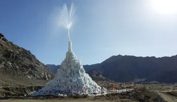 Un hombre está construyendo un glaciar artificial en el desierto