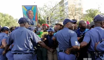 Derriban barreras policiales para ver a Mandela por última vez antes de ser enterrado