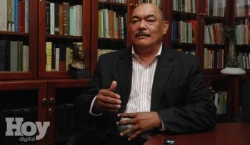De rodillas Ramón Alburquerque pide a Hipólito no hablar todo lo que se le ocurra