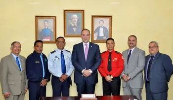Ministro de Industria y Comercio visita edificio del CECCOM; realiza donación de uniformes