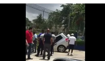 La tierra se "traga" yipeta en parqueo de Americana Departamento (VIDEO)