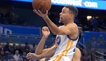 Curry encesta 51 y establece un récord de triples