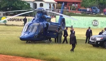Presidente Medina y varios funcionarios aterrizan de emergencia en Nagua por mal tiempo
