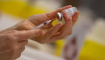 Agencia europea analiza vacunas de Pfizer y Moderna por riesgos de coágulos