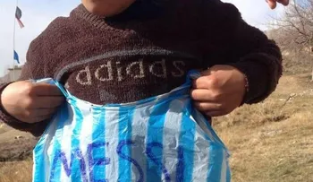 Niño afgano seguidor de Messi deja el país tras amenazas de muerte
