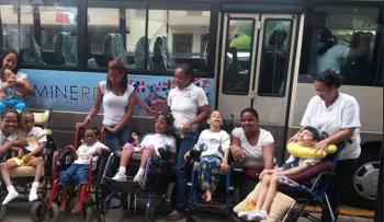 Ministerio de Educación dona autobuses para niños con condiciones especiales