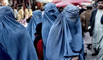Talibanes detienen a mujeres y niñas en Kabul y Herat por incumplir el código de vestimenta