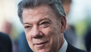 Lo que compró el presidente Santos en Colombiamoda: prendas inspiradas en la paz
