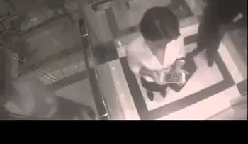 Un hombre quiso acosar a esta mujer en el ascensor, y le salió el "demonio"