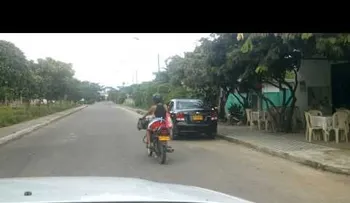 Una mujer da el pecho a su hijo mientras maneja moto (VIDEO)