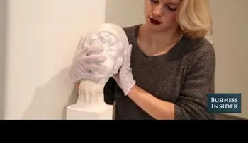 Puso sus manos en una estatua Famosa: Mira lo que ocurre en su cuello (VIDEO)