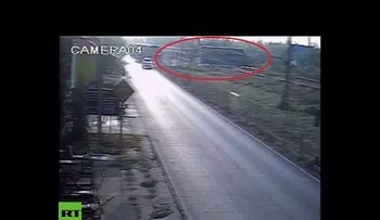 Pura imprudencia: tren colisiona con un bus que cruzaba indebidamente