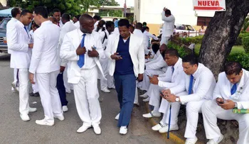 Médicos inician paro en hospitales