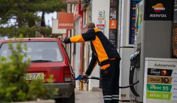 La gasolina baja ligeramente en España durante la primera gran operación salida de agosto