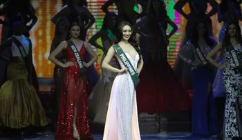  Un estilista venezolano humilla a Miss Tierra durante su coronación 