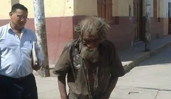 El solidario lavado de imagen de un mendigo de 83 años conmueve la Red