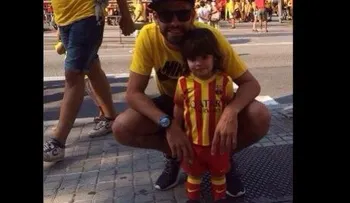 Gerard Piqué y Milan celebran 'El día de Cataluña' uniformados.