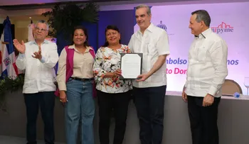 Presidente Abinader entrega RD$92 millones a 750 pequeños y medianos empresarios de Santo Domingo