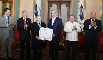 Presidente Abinader condecora a Franklyn Holguín Haché