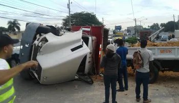 Camión cargado de arena se volca en la Prolongación 27 de Febrero