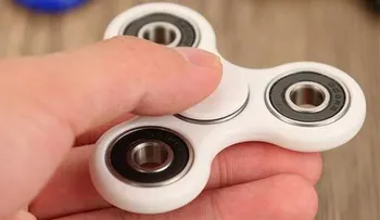 Quiso hacer un extraño truco con fidget spinner, pero el juguete puso en riesgo la salud de su hijo 