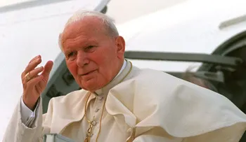 ¿La cara oculta de Juan Pablo II?: Cientos de cartas revelan su "intensa" amistad con una mujer
