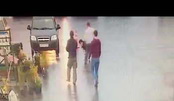 FUERTE VIDEO: Un cliente descontento mata a su peluquero en plena calle 